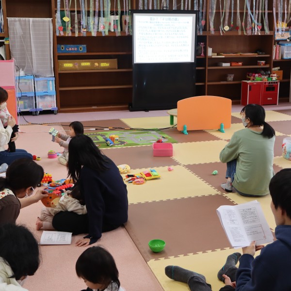 パパやママの子育てを応援する子育て支援ミニ講座を学内に開設しているつどいの広場で開催