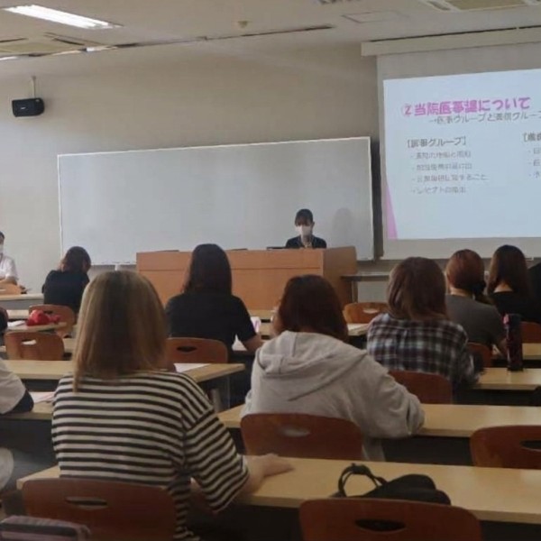連携協力協定に基づく連携事業「豊川市民病院事務職のお仕事」特別講義をキャリアプランニング科で開催
