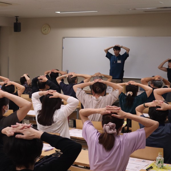 働き世代のための「カラダ喜ぶ健康講座」で彦坂潤助教が「姿勢改善」をテーマに講演