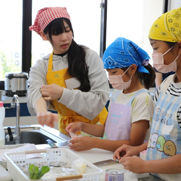 豊橋市「こども未来館ここにこ」の人気体験プログラム「ＳＯＺＯこどもクッキング」を 本学で開催