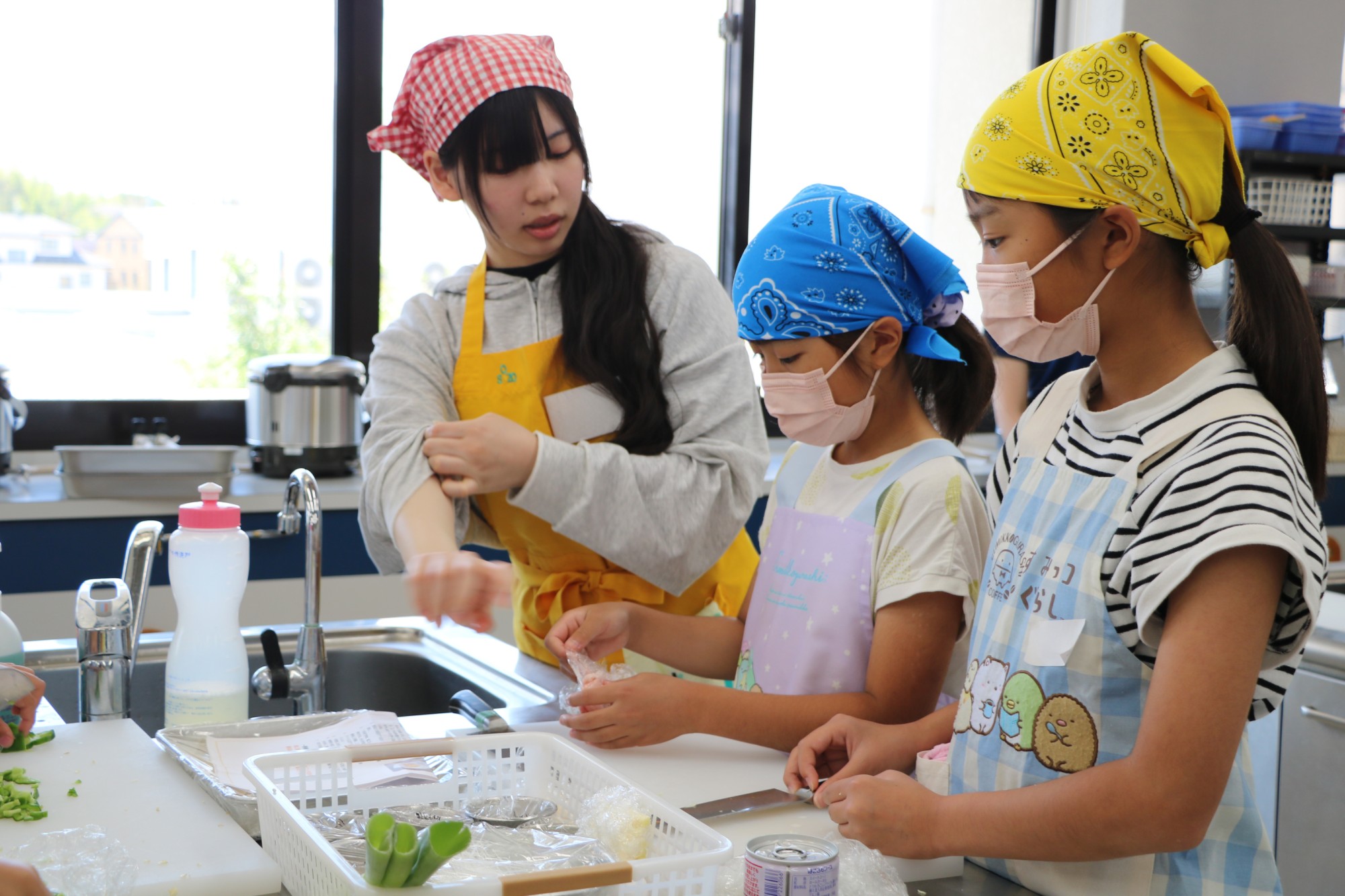 豊橋市「こども未来館ここにこ」の人気体験プログラム「ＳＯＺＯこどもクッキング」を 本学で開催