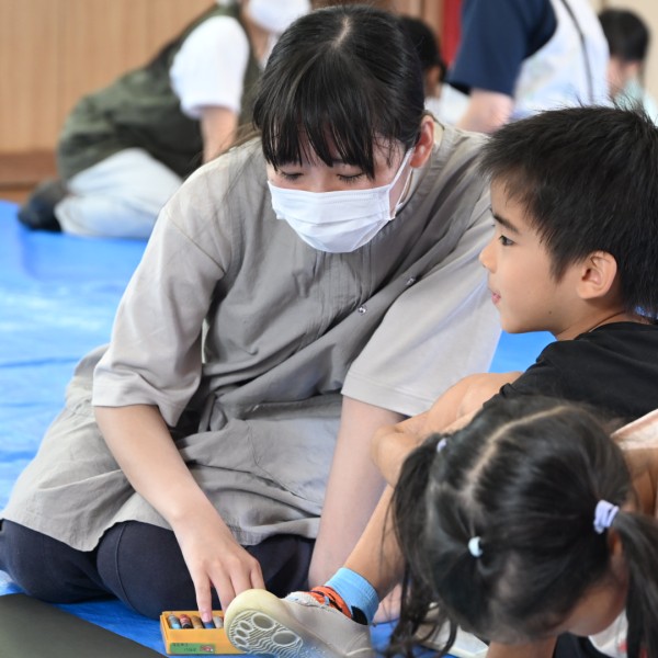 新城市との連携事業「新城×創造 このはワーク」(ワークショップ)を2026年度も開催しました。(幼児教育・保育科)