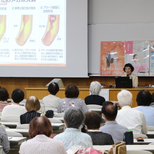市民大学トラム第1回「血管年齢を若々しく！」を開催。看護学科の豊島由樹子教授が生活習慣の改善を呼び掛けました。