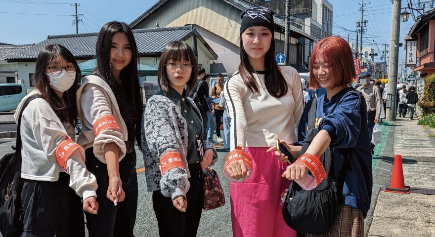 地域に出かけ活動を通じて学んでいます(井原ゼミナール)