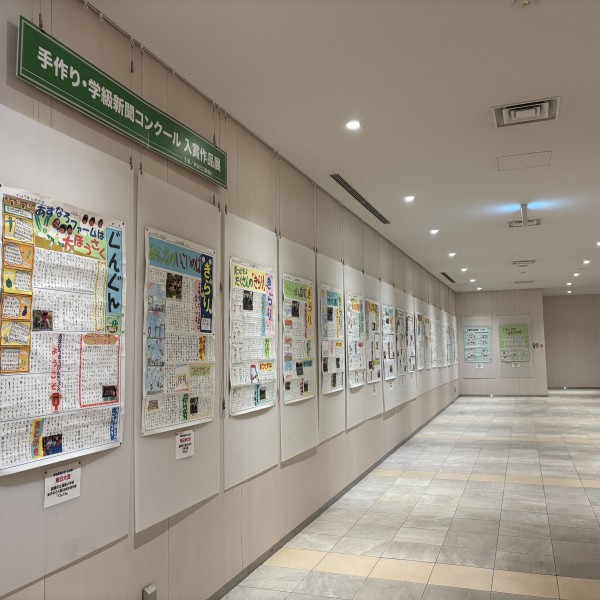 本学図書館で職場体験をした中学生が作成した壁新聞(作品)が展示されています！