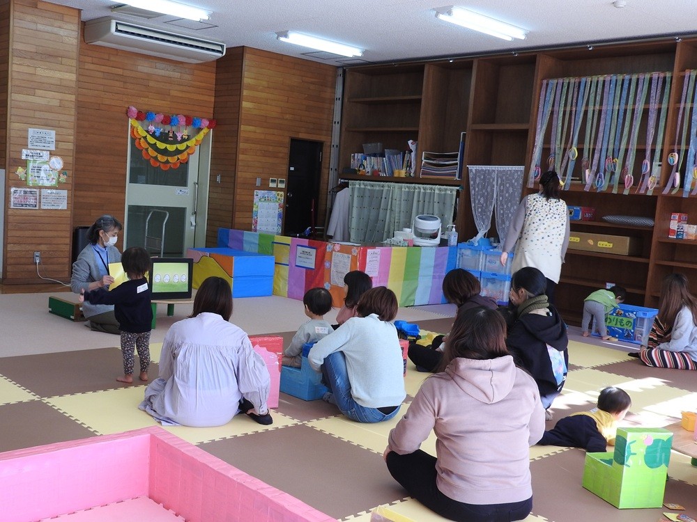 図書館スタッフによるおはなし会（つどいの広場）